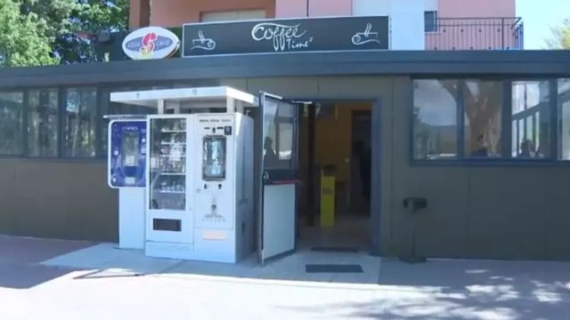 Bloccato l'uomo che ha aggredito la moglie a martellate su un bus
