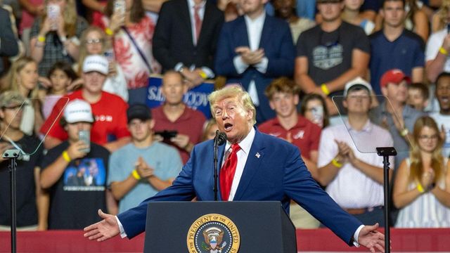 Trump minaccia l'Ue con dazi, 'la pagherà, revochi multe a società Usa'