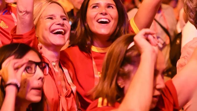 Eugenia Martínez de Irujo celebra la victoria de España en Cibeles con la blusa satinada roja que siempre es un acierto