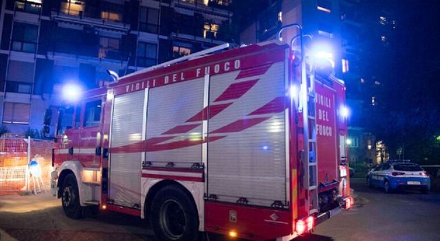 Incendio in un palazzo a Milano, 15 persone in ospedale