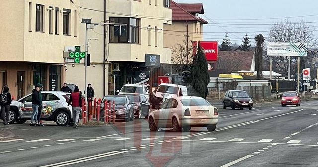 Accident rutier în comuna Balș! Un autoturism a ieșit în decor