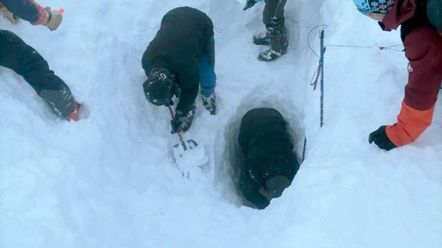Avalanșă de mari de dimensiuni la Bâlea Lac | Zăpada a acoperit corturile a doi turiști
