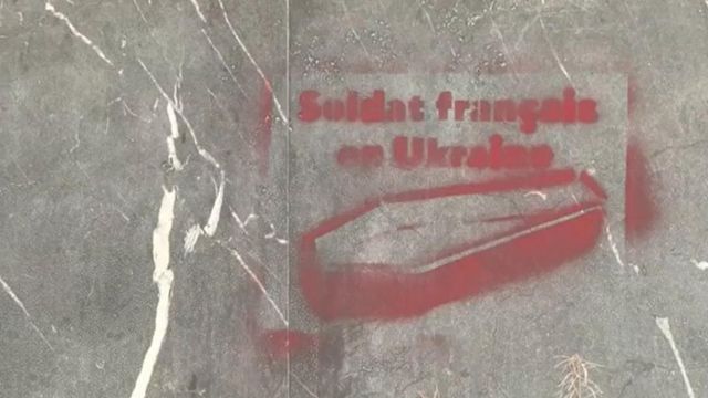 Cetateni moldoveni, arestati in Franta. Au umplut zidurile Parisului cu graffiti soldati francezi in Ucraina