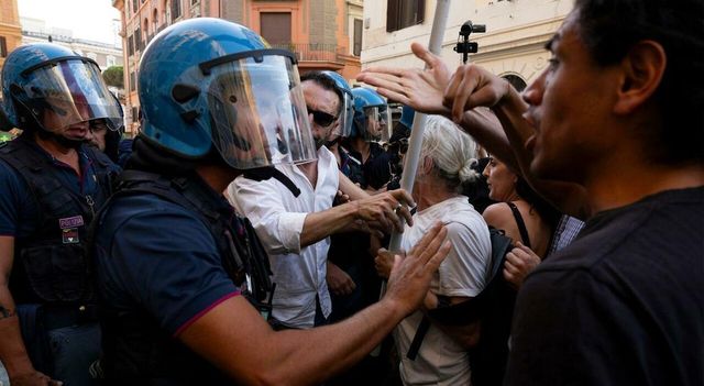 Morto ammanettato, i manifestanti contro la polizia: “Assassini, assassini”