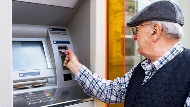 Primele pensii indexate vor fi transferate pe carduri pe 2 aprilie