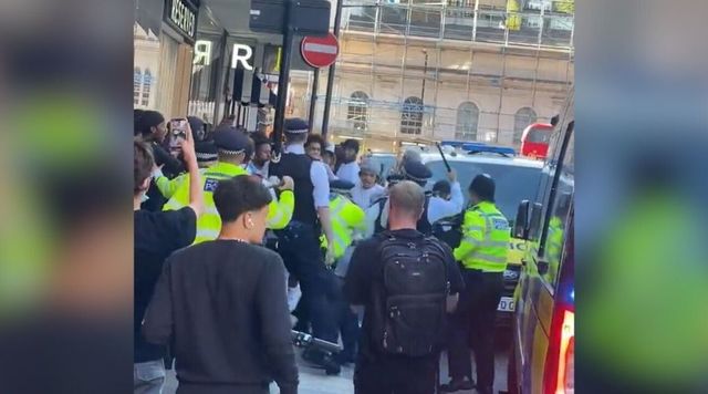 Londra, sale l’allarme per le baby gang dopo il saccheggio di massa organizzato via social a Oxford Street
