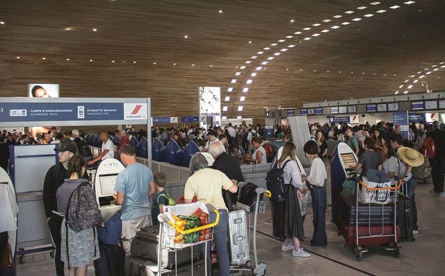 Haos pe aeroporturile din Marea Britanie. Sute de zboruri anulate după defecțiunea sistemului de control aerian