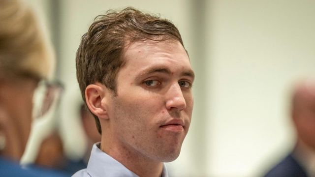 Bărbatul acuzat de uciderea lui Charlie Kirk apare pentru prima dată în instanță, în contextul unei dispute privind accesul presei