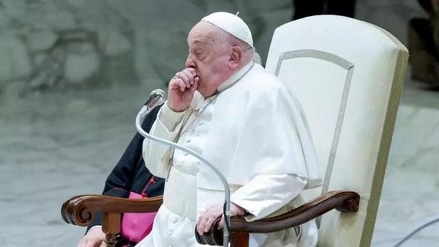 “Ho difficoltà a respirare”, Papa Francesco ferma l’omelia