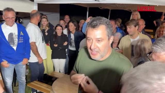 Salvini a Pontida, il leader della Lega taglia la polenta