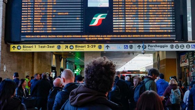 Sciopero generale oggi 12 dicembre, da treni a bus metro e scuola: orari e fasce garanzia
