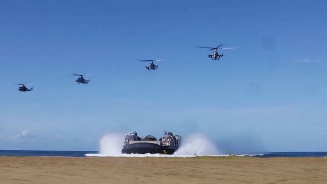Marines si esercitano in manovre di sbarco a Porto Rico
