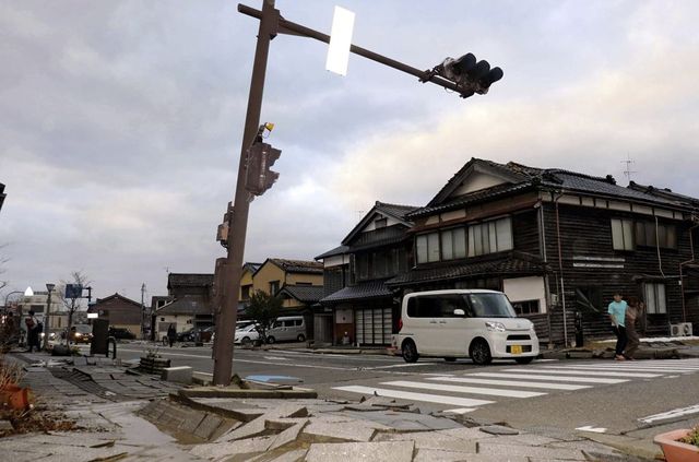 Urmările cutremurului de 7,6 în Japonia: evacuări, clădiri prăbușite și zeci de mii de gospodării fără energie electrică