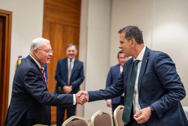 Ministrul Apărării s-a întâlnit cu emisarul lui Trump pentru Ucraina. Ce au discutat Ionuț Moșteanu și Keith Kellogg
