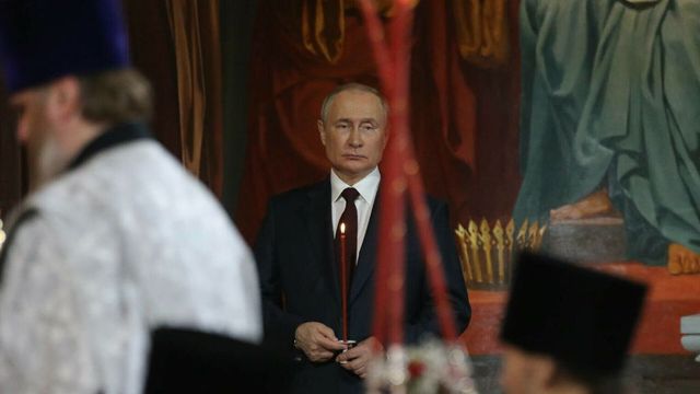 Putin a participat la slujba de Înviere alături de zeci de credincioși din Moscova
