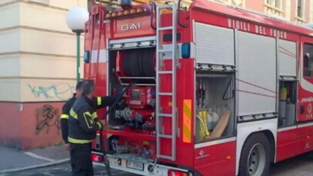 Milano, incendio a Corsico: 58enne trovato carbonizzato in casa