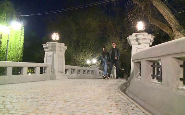 Bucureștenii au ieșit la plimbare în Parcul Cișmigiu, după finalizarea lucrărilor de consolidare la Podul Mare