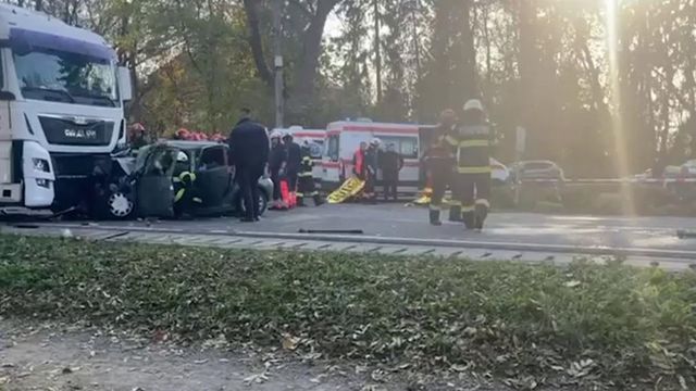 Accident mortal în Mureș, pe DN 15. Patru persoane au murit după ce mașina în care se aflau s-a ciocnit de un camion