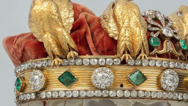 El Louvre anuncia que restaurará la corona de Eugenia de Montijo «sin la necesidad de reconstruirla»