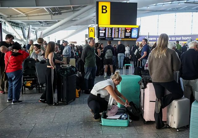 Al menos 625 vuelos suspendidos en el Reino Unido por un fallo técnico en el control aéreo