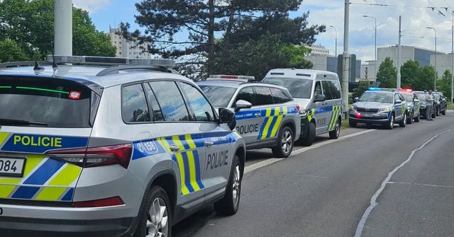 Policie evakuovala školu v Pardubicích a zadržela útočníka, jenž někoho zranil