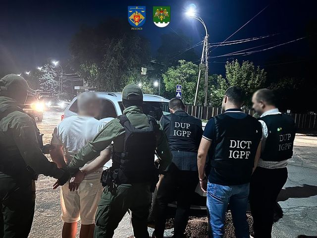 Un bărbat a fost reținut în flagrant pentru șantaj și organizarea migrației ilegale