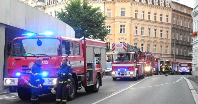 V Karlových Varech spadl autobus z mostu do kolejiště