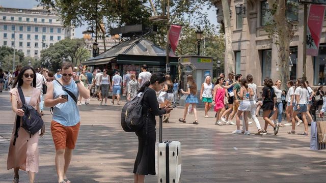 España marcó récord histórico de turistas internacionales en 2025, con casi 96,8 millones