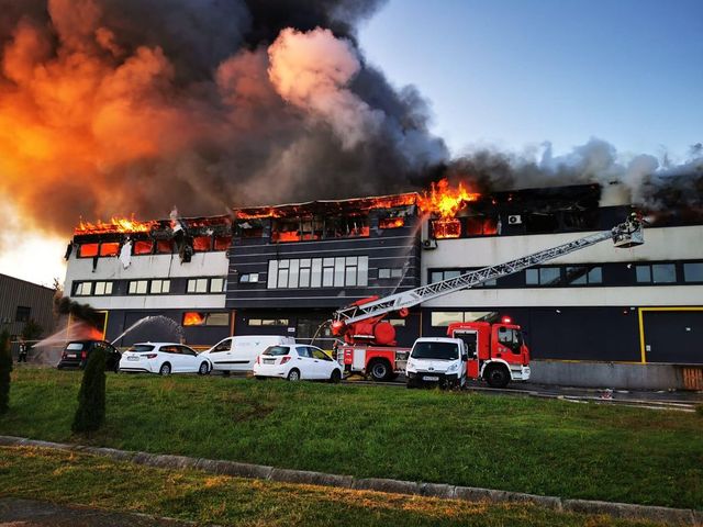 Incendiu la o hală din Parcul Tetarom din Cluj-Napoca