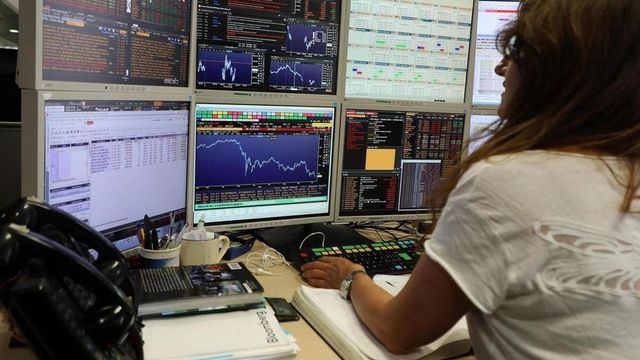 Borsa: Milano chiude in calo, pesano energia e banche