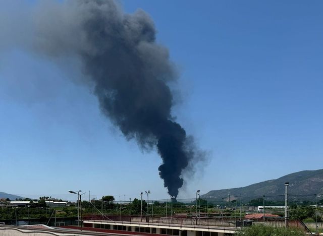 Vasto incendio a Striano, a fuoco l’industria dolciaria Ambrosio