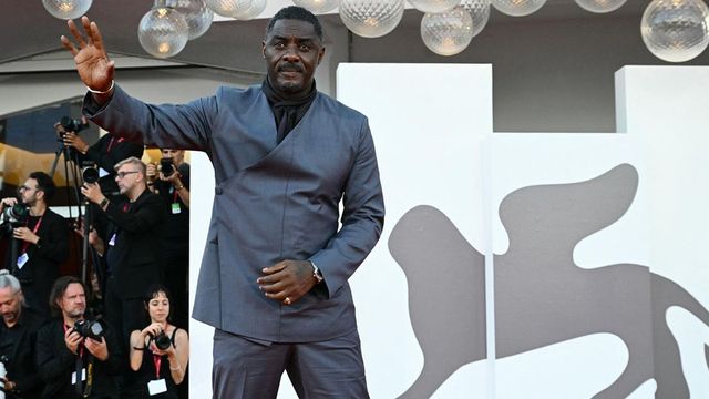 Lovaggá ütötték Idris Elbát