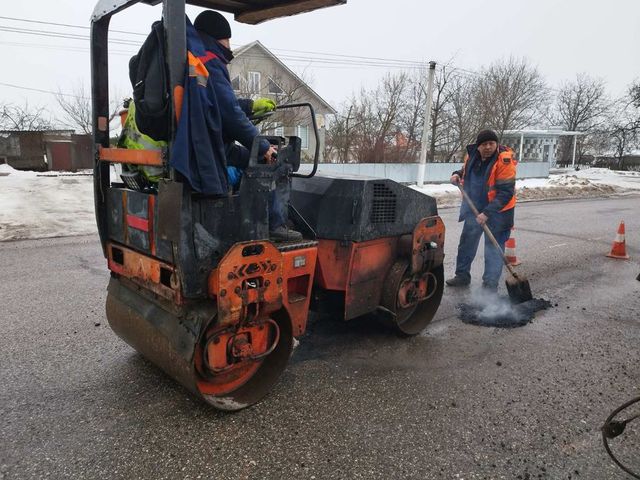 Drumarii intervin de urgență pe mai multe trasee naționale pentru plombarea gropilor apărute în carosabil