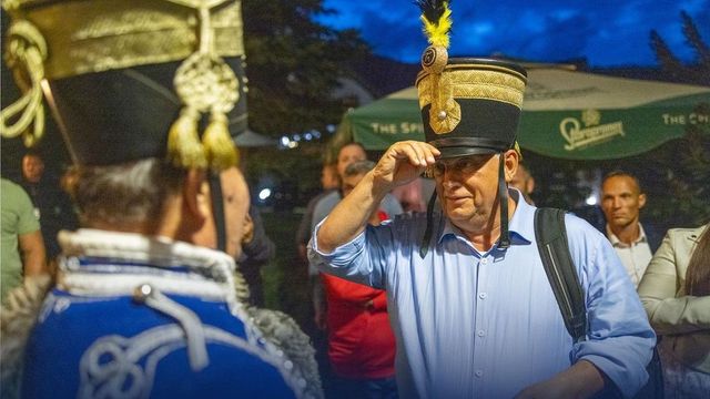 Így avatták tiszteletbeli huszárrá Orbán Viktort Tusnádfürdőn – videó