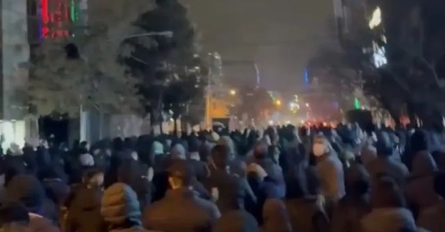 Izrael je ve stavu vysoké pohotovosti, Írán varoval USA před útokem