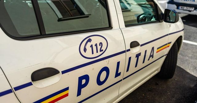 Un polițist băut a provocat un accident în localitatea 2 Mai, rănind o tânără și un copil de doi ani