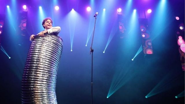 El belén más pequeño del mundo se encuentra en una diminuta pepita de oro dentro del ojo de una aguja