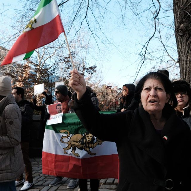 Iran, si scatta una foto senza velo, punita con 74 frustate