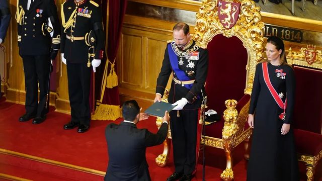 Norvegia, re Haakon VIII giura davanti al Parlamento