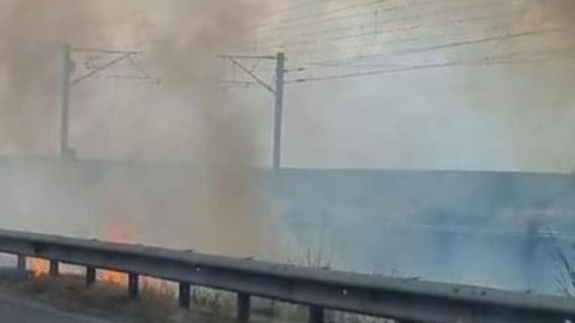 Trafic feroviar oprit între stațiile Medgidia și Mircea Vodă din cauza unui incendiu de vegetație