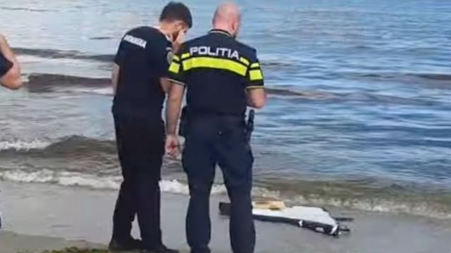 Aripă de dronă, găsită pe plaja Modern din Constanța