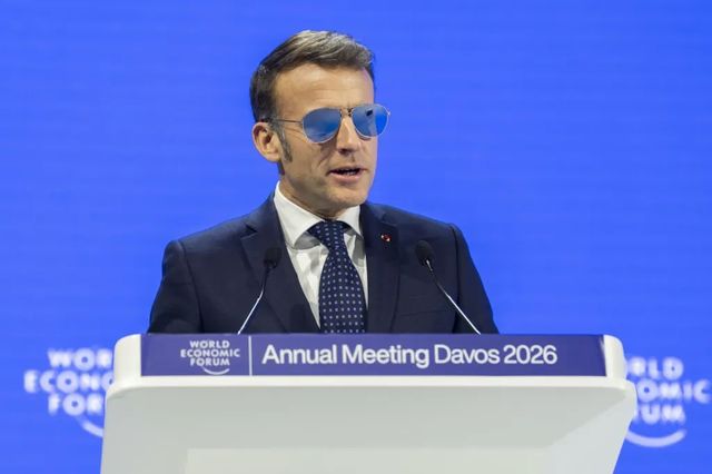 El estilo Top Gun de las gafas de Macron, a debate en las redes sociales