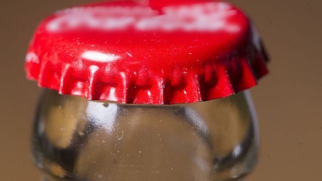 Meghajolt a Coca-Cola Donald Trump előtt