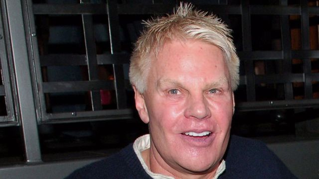 Usa, ex ceo Abercrombie & Fitch arrestato per crimini sessuali