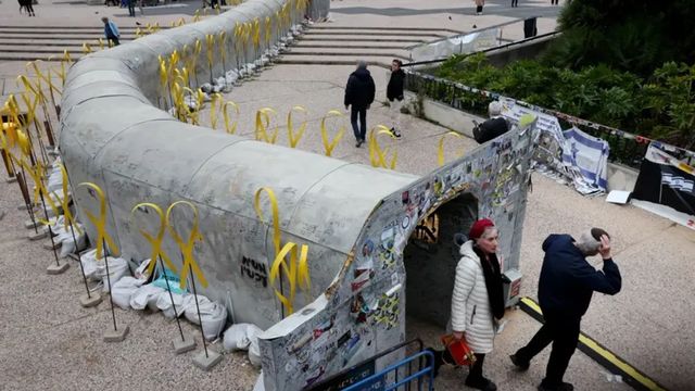 In Piazza degli Ostaggi a Tel Aviv la ricostruzione di un tunnel di Hamas