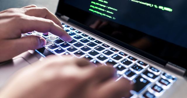 Hackeři zveřejnili první část dat ukradených Univerzitě obrany v Brně