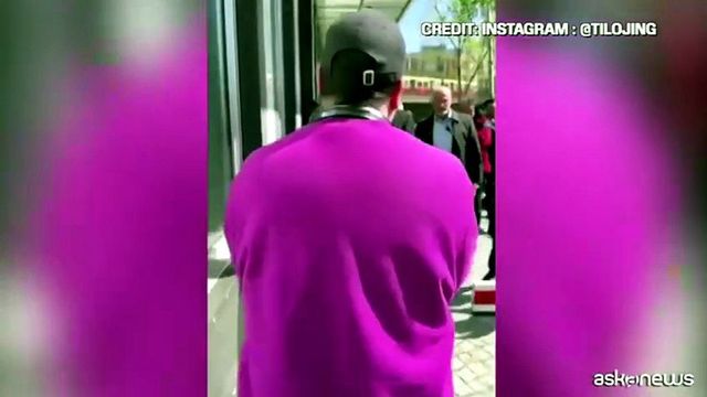 Berlino, il figlio dello scià Pahlavi imbrattato con liquido rosso