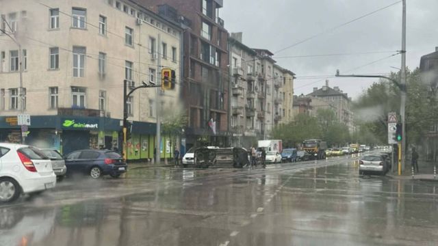 Линейка се обърна на ключово кръстовище в София