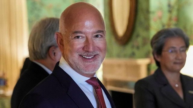 Cape Canaveral, il razzo di Blue Origin esplode sulla rampa di lancio