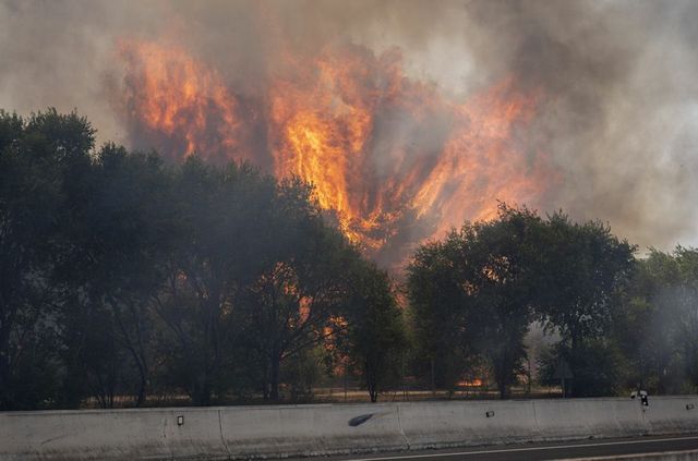 Atenționare de călătorie pentru românii care merg în Spania, după incendiile de vegetație și declararea stării de urgență